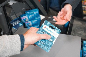 
Ein Fahrer bezahlt seine Einbuchung mit der Paysafecard