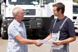 
Ein Servicepartner beantwortet Fragen