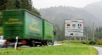 
Ein Schild an einer Straße weist auf die Lkw-Mautpflicht in Deutschland hin