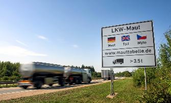
Ein Schild an einer Straße weist auf die Lkw-Mautpflicht in Deutschland hin