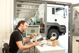 
Ein Servicepartner bereitet einen OBU-Einbau vor