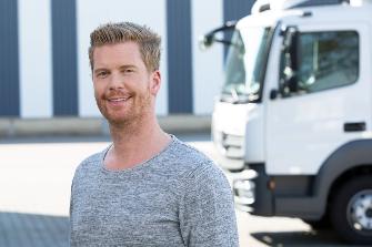 
Ein Fahrer steht vor seinem Lkw